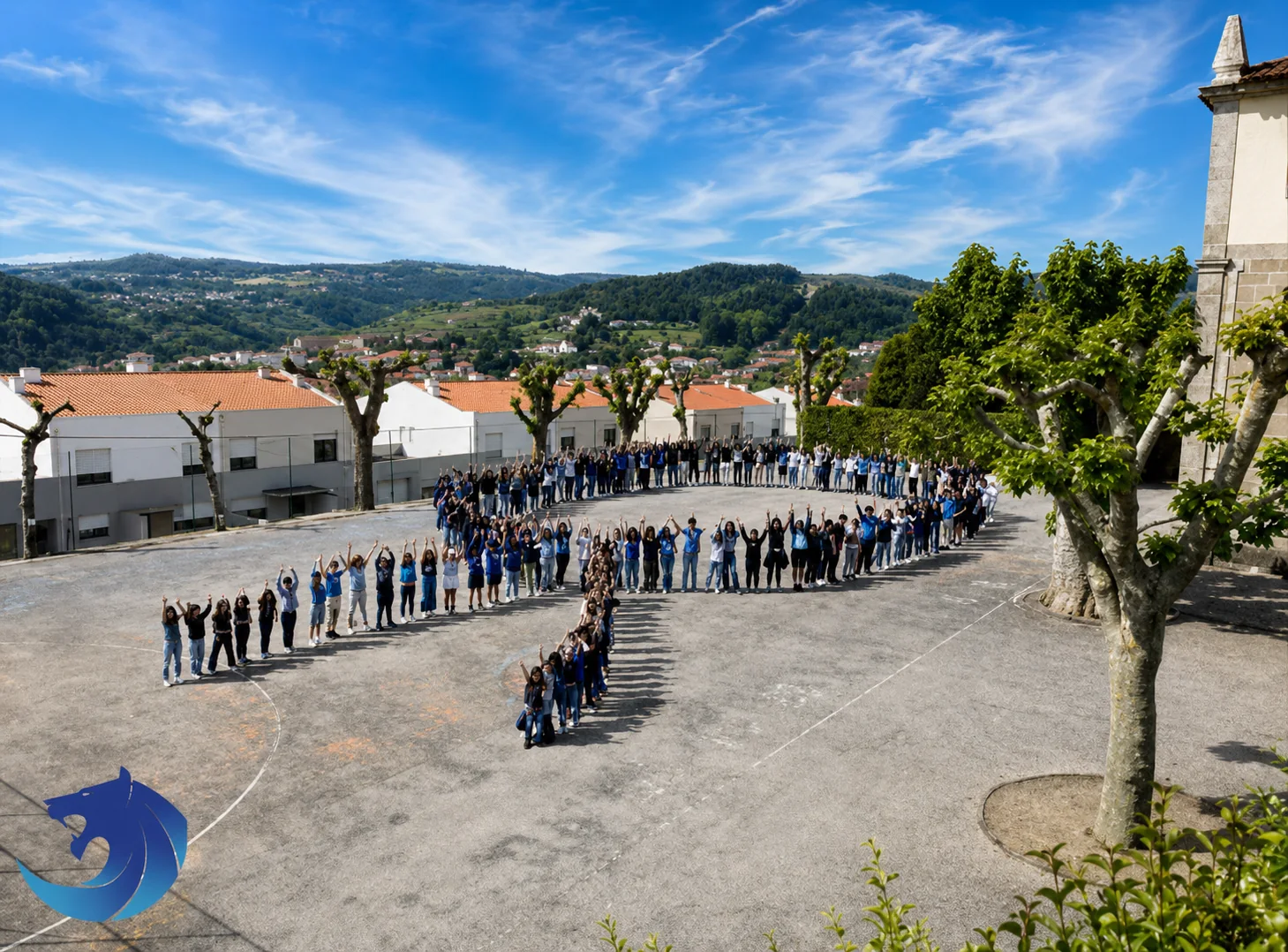 Comunidade de alunos do Colégio de Lamego no pátio da escola
